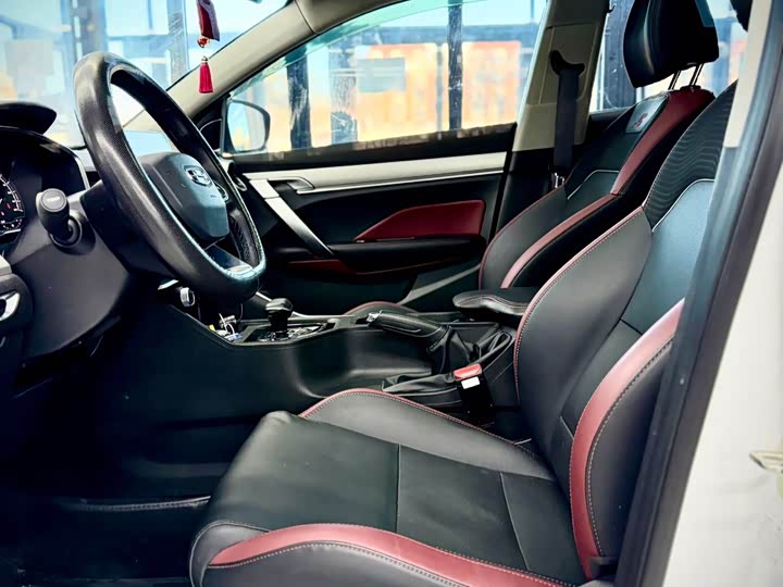 Фото 10 - Geely Coolray