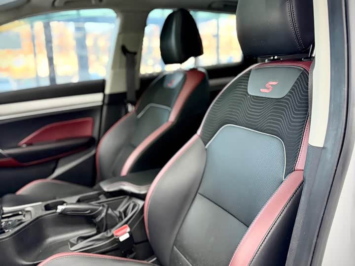 Фото 12 - Geely Coolray