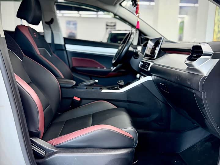 Фото 21 - Geely Coolray