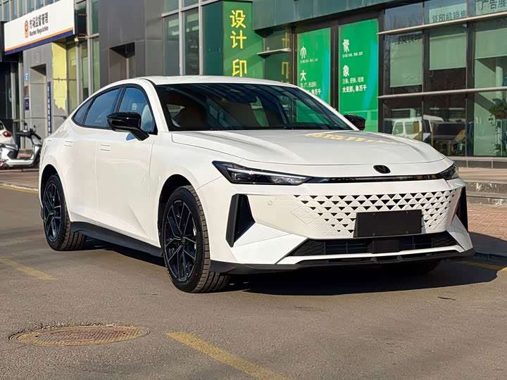 Фото 10 - Changan UNI-V Hybrid