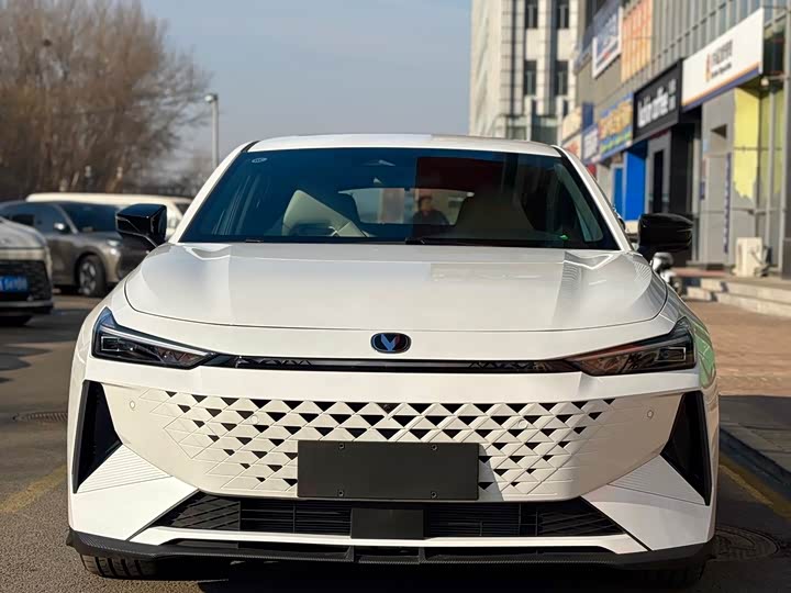 Фото 11 - Changan UNI-V Hybrid