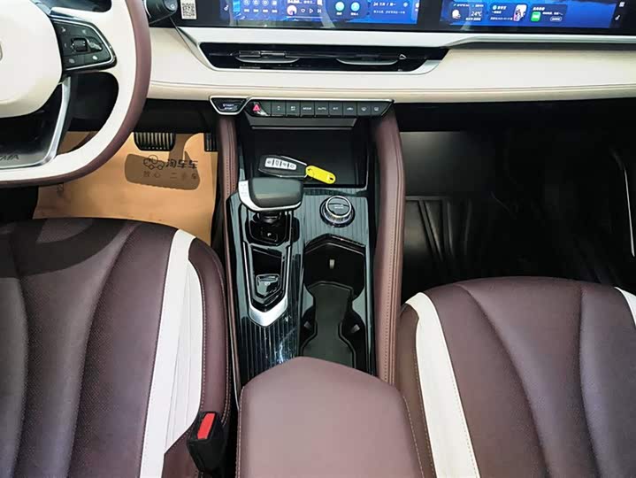 Фото 16 - Geely Monjaro