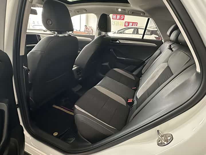 Фото 10 - Volkswagen T-Roc