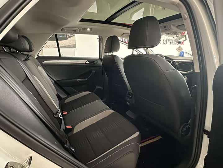 Фото 11 - Volkswagen T-Roc