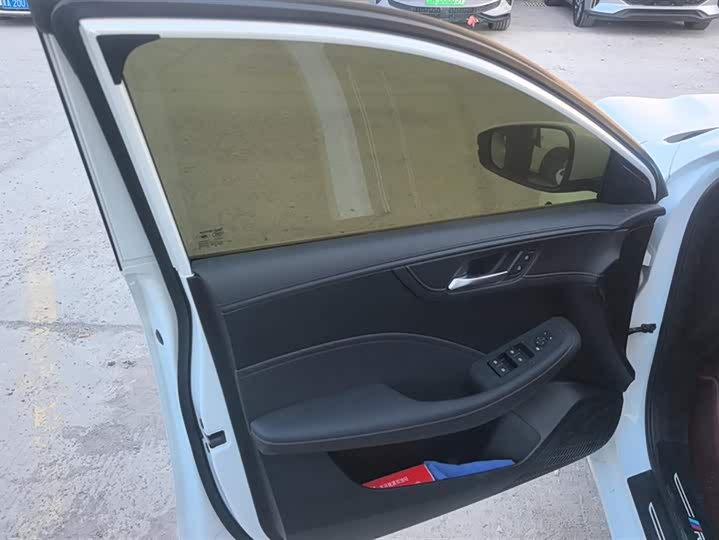 Фото 7 - Roewe i5