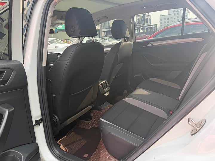 Фото 8 - Volkswagen T-Roc