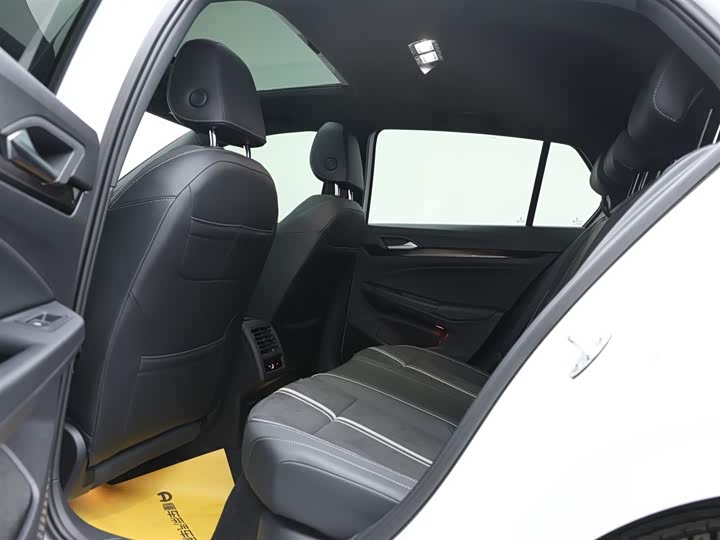 Фото 13 - Volkswagen Golf