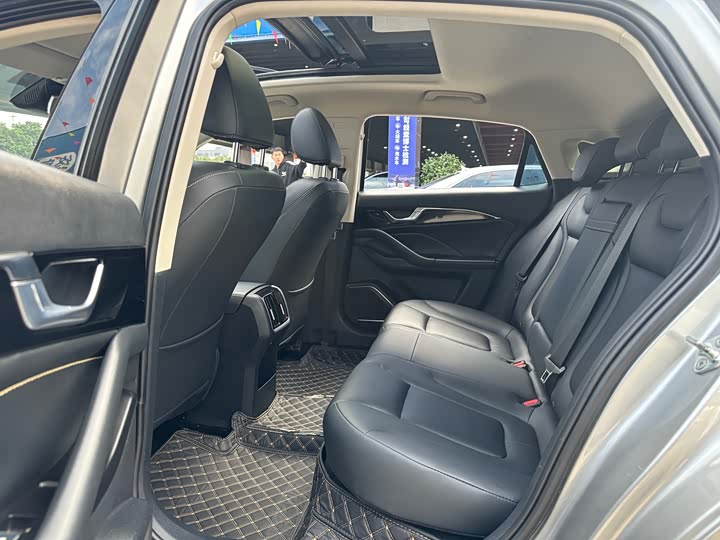 Фото 12 - Bestune B70