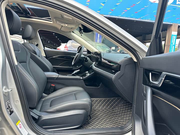 Фото 13 - Bestune B70