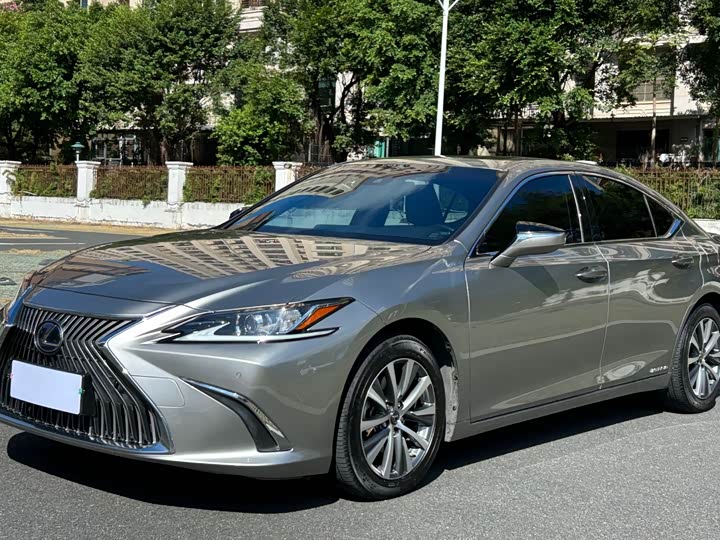 Фото 1 - Lexus ES