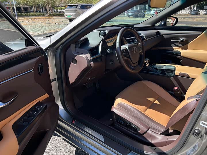 Фото 4 - Lexus ES