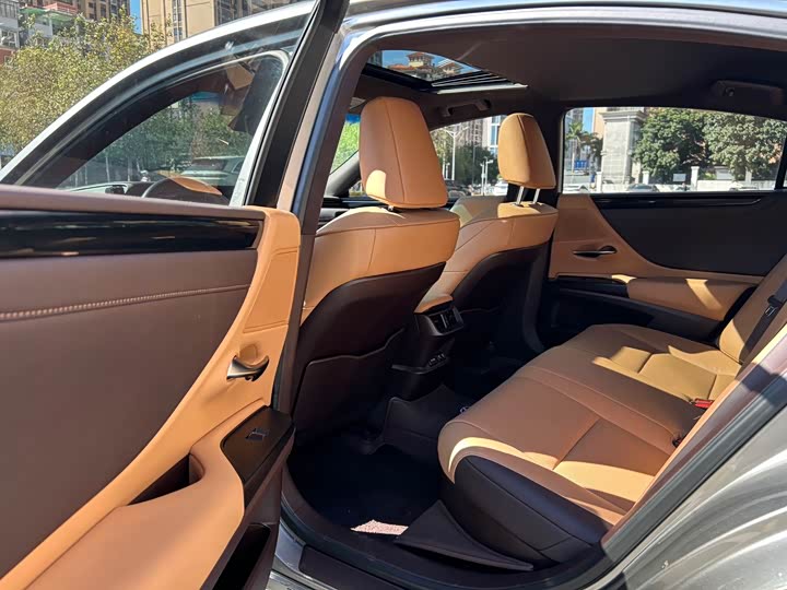 Фото 5 - Lexus ES