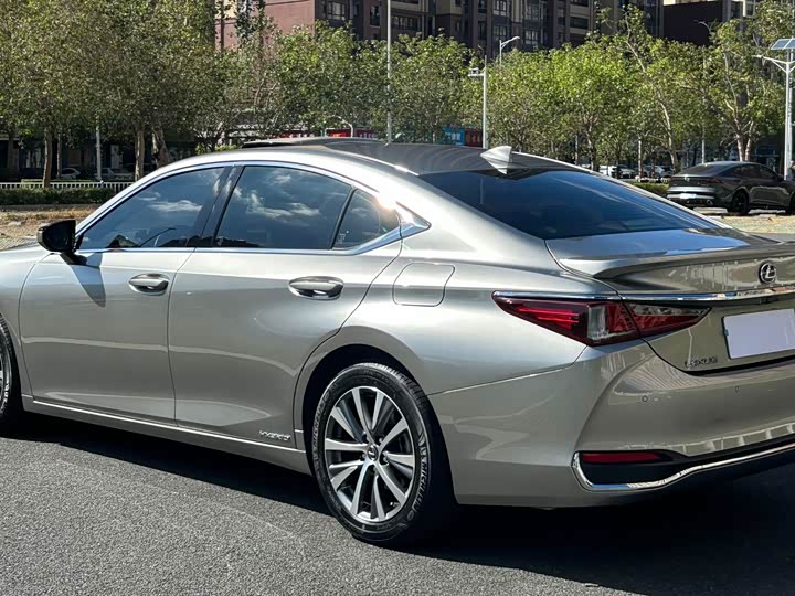 Фото 7 - Lexus ES