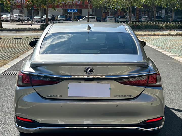 Фото 8 - Lexus ES