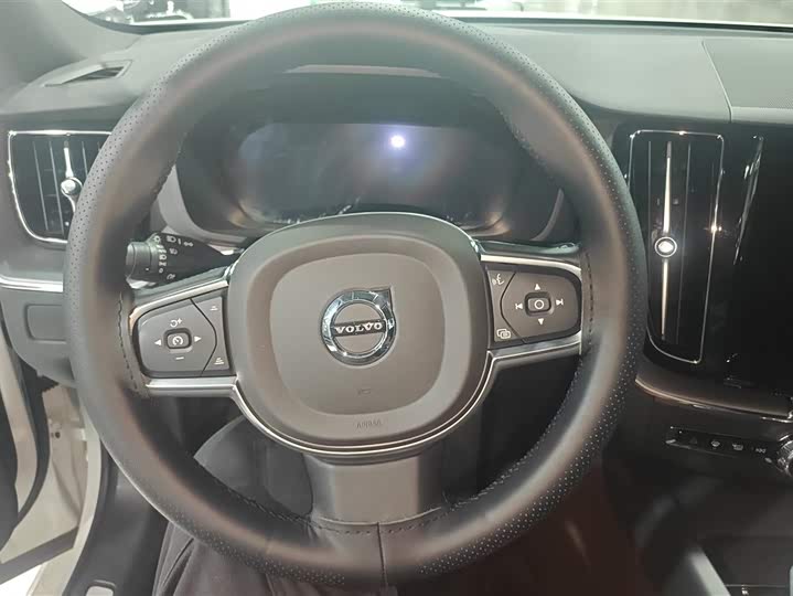 Фото 15 - Volvo XC60