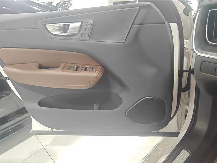 Фото 7 - Volvo XC60