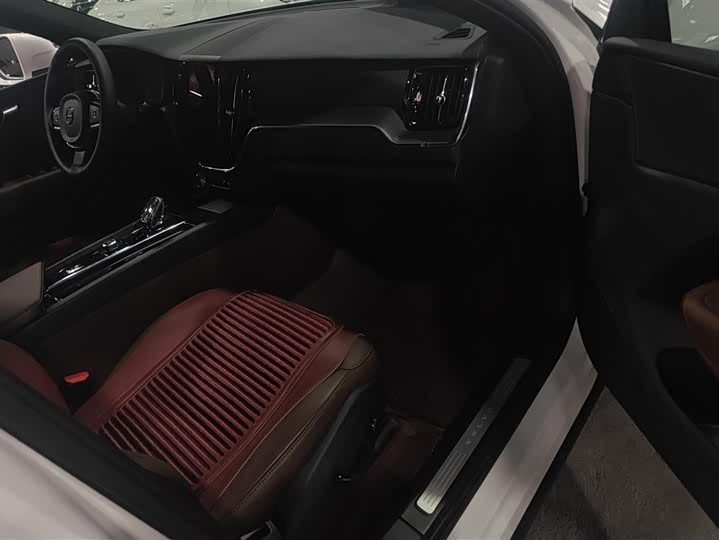 Фото 8 - Volvo XC60