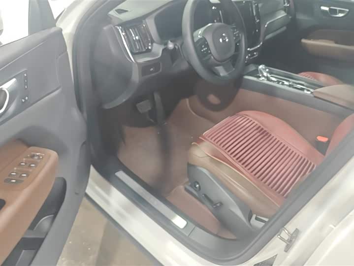 Фото 9 - Volvo XC60