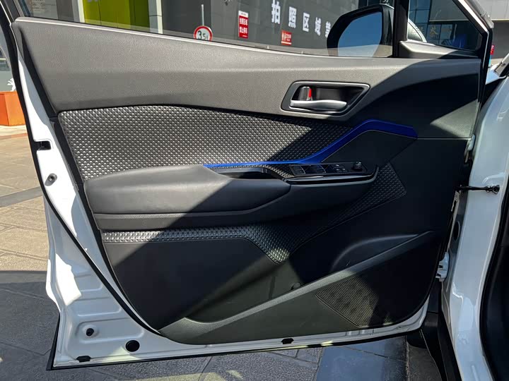 Фото 10 - Toyota C-HR