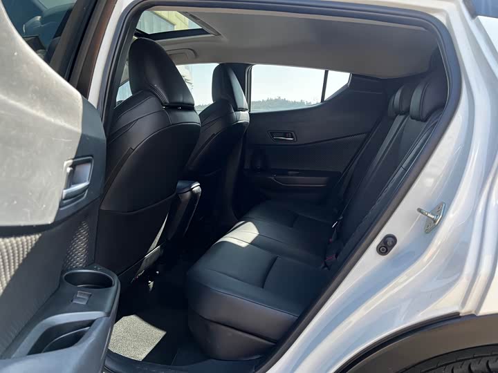 Фото 12 - Toyota C-HR