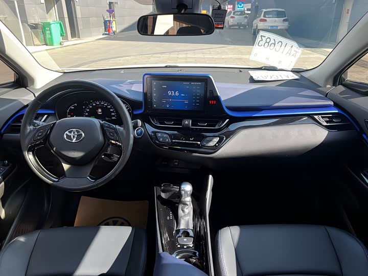 Фото 13 - Toyota C-HR