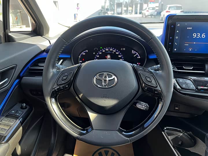 Фото 16 - Toyota C-HR