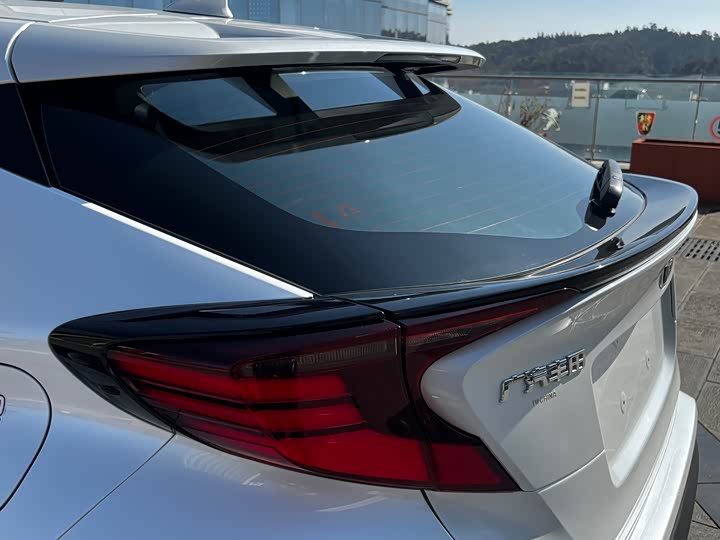 Фото 19 - Toyota C-HR