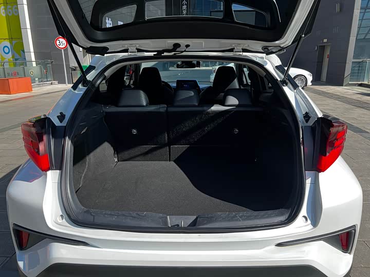 Фото 21 - Toyota C-HR