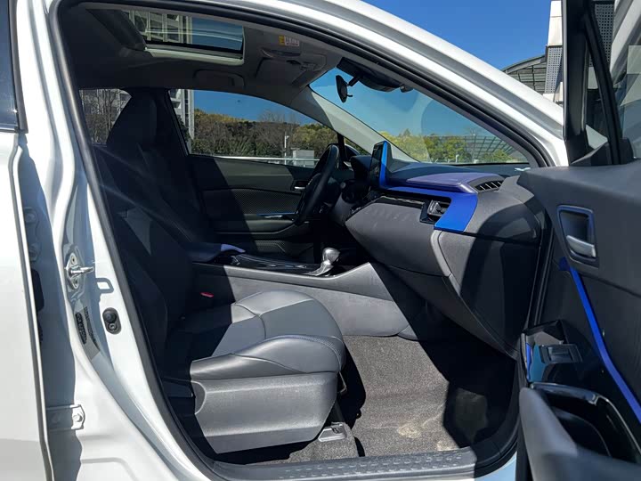 Фото 23 - Toyota C-HR