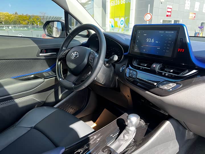 Фото 24 - Toyota C-HR