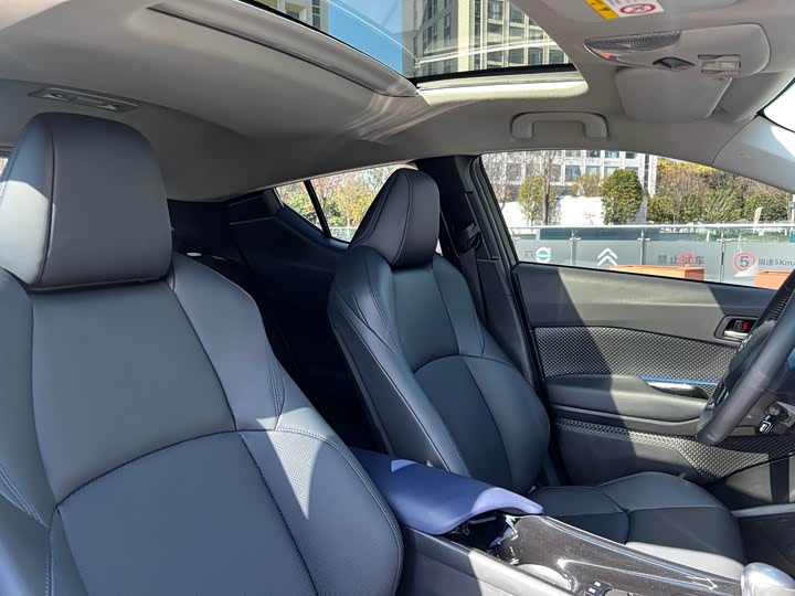 Фото 25 - Toyota C-HR