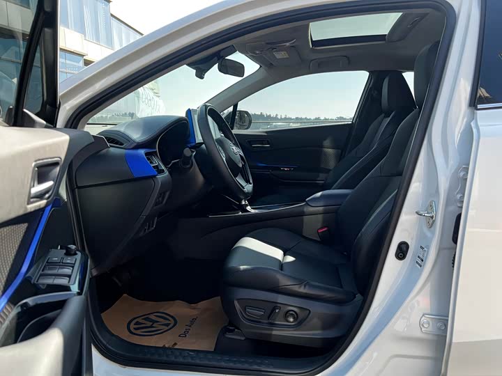 Фото 9 - Toyota C-HR