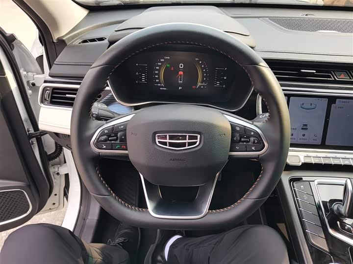 Фото 10 - Geely Atlas