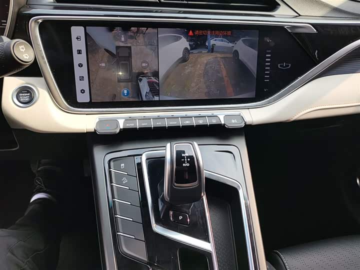 Фото 12 - Geely Atlas