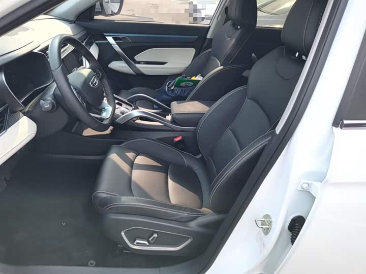 Фото 14 - Geely Atlas