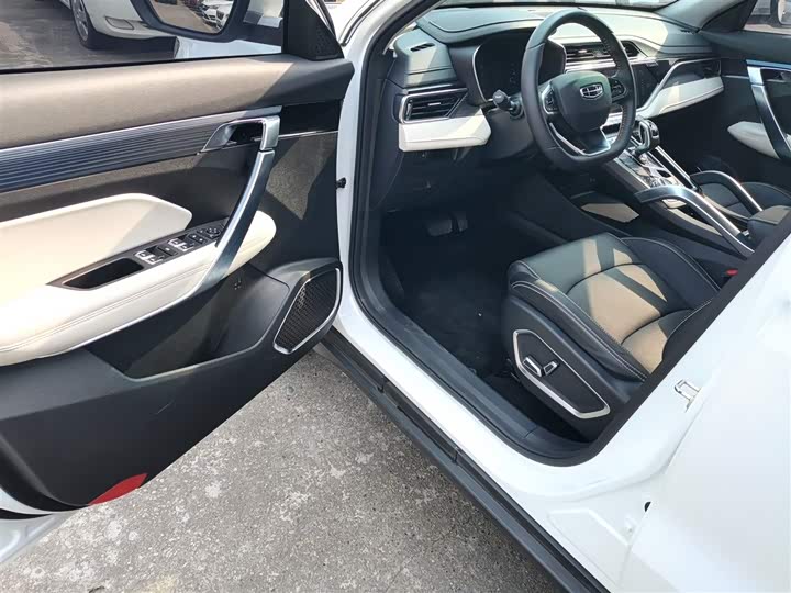 Фото 15 - Geely Atlas