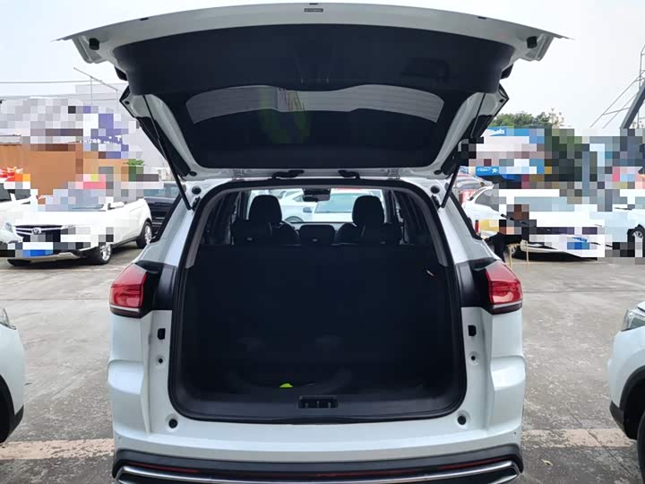 Фото 18 - Geely Atlas