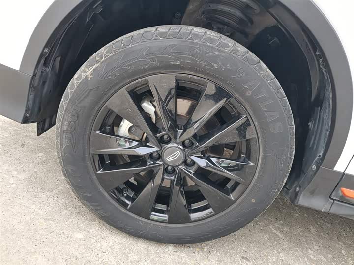 Фото 22 - Geely Atlas