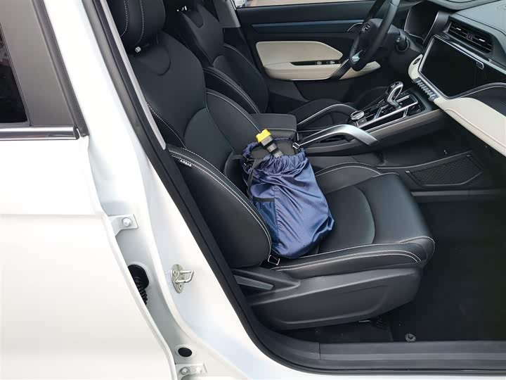 Фото 24 - Geely Atlas