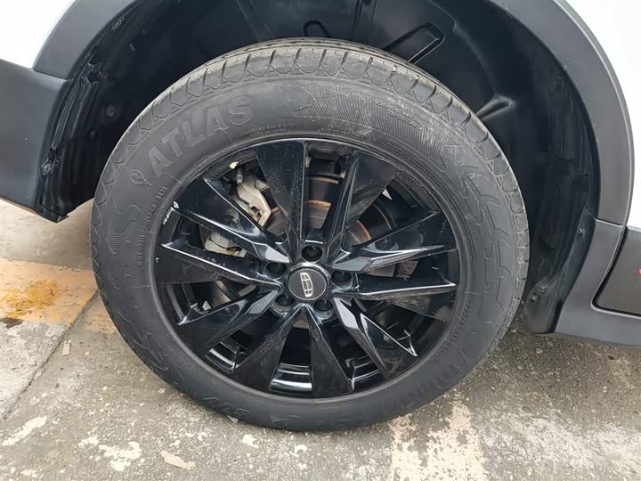 Фото 25 - Geely Atlas