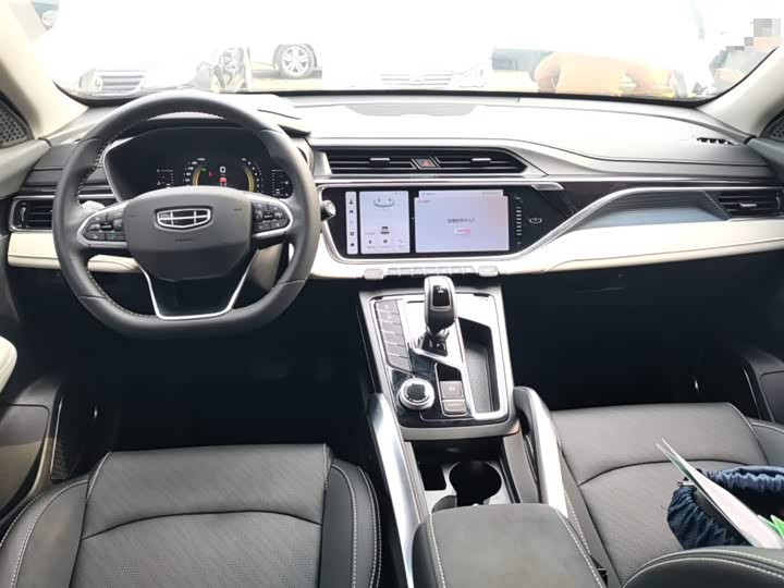 Фото 9 - Geely Atlas