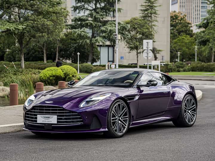 Фото 1 - Aston Martin DB12