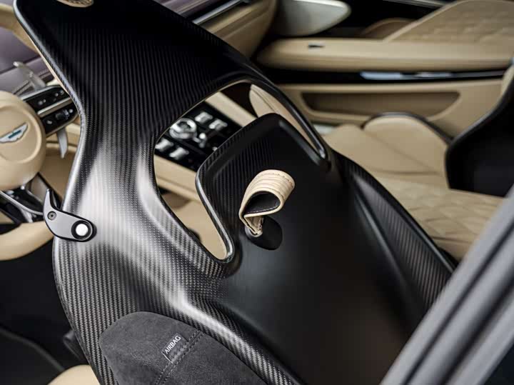 Фото 11 - Aston Martin DB12