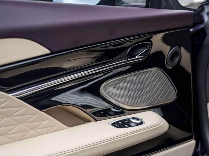 Фото 12 - Aston Martin DB12