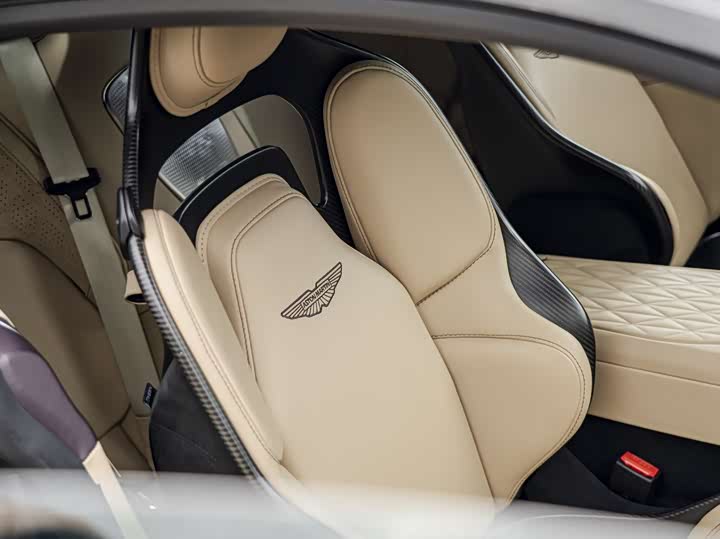 Фото 15 - Aston Martin DB12