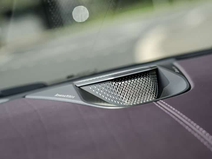 Фото 17 - Aston Martin DB12