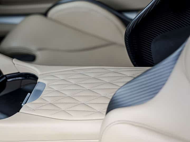 Фото 18 - Aston Martin DB12