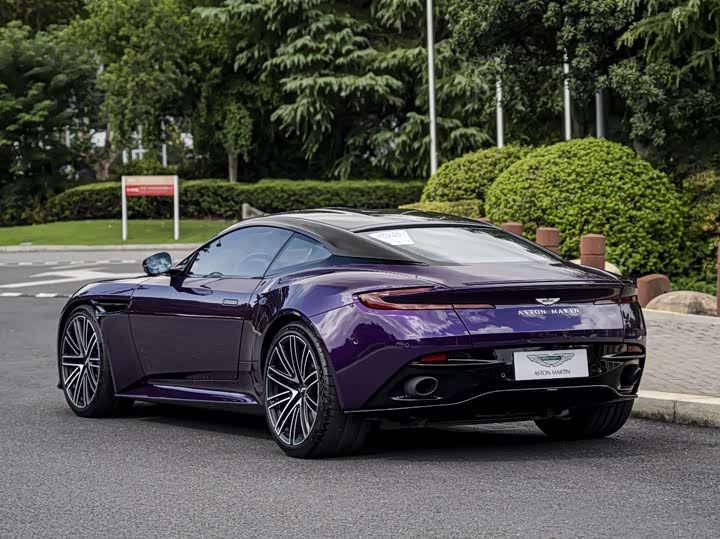 Фото 4 - Aston Martin DB12