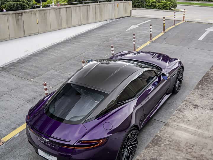 Фото 6 - Aston Martin DB12