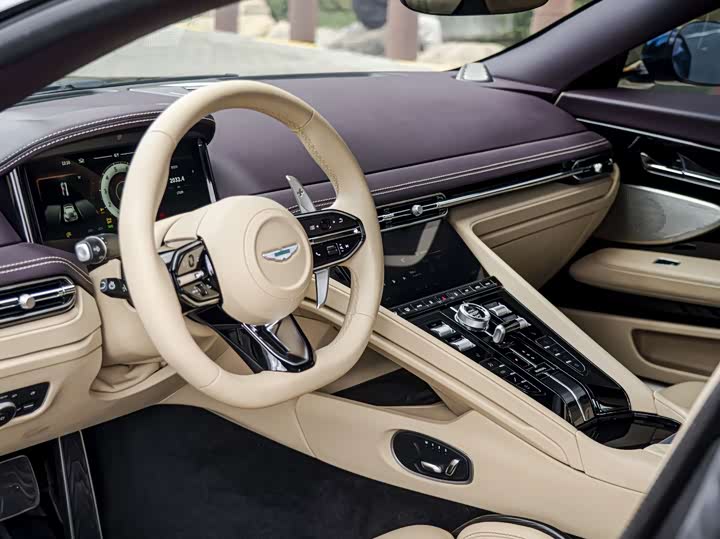 Фото 8 - Aston Martin DB12